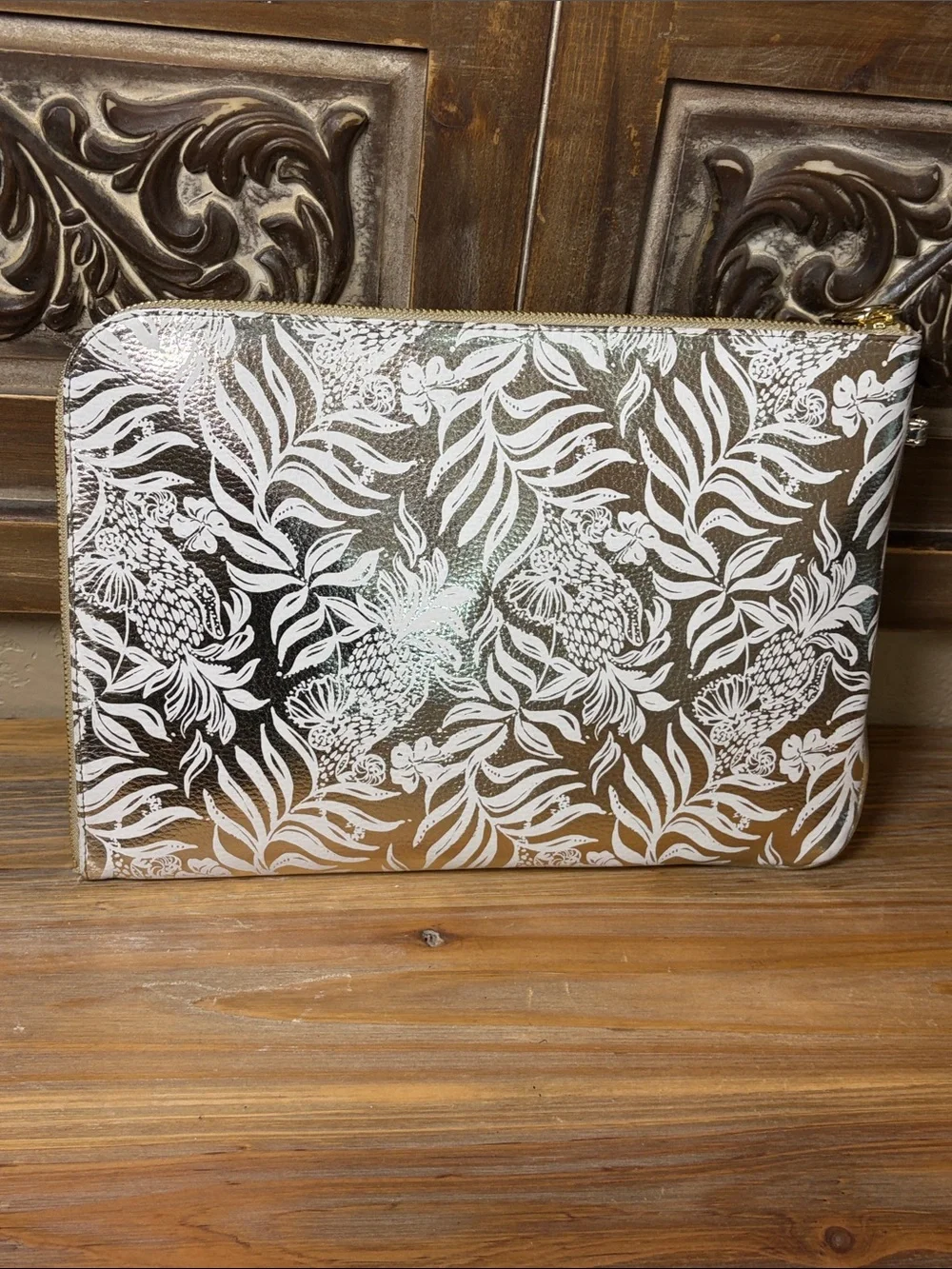 Lilly Pulitzer Padded Tech Sleeve with Small Zip Pouch in Gold Bon Vivants NWOT